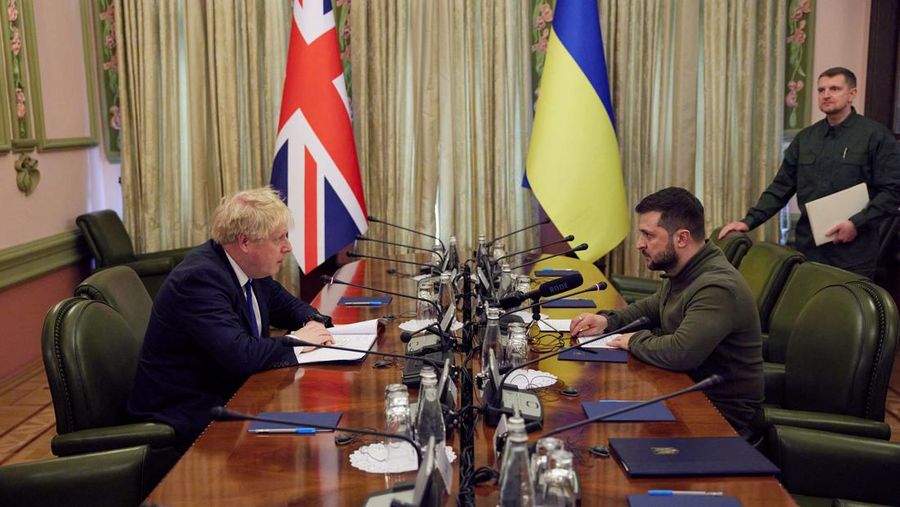 Presiden Ukraina Volodymyr Zelensky dan Perdana Menteri Inggris Boris Johnson menghadiri pertemuan, saat serangan Rusia terhadap Ukraina berlanjut, di Kyiv, Ukraina, Sabtu (9/4/2022). (Ukrainian Presidential Press Service/Handout via REUTERS)