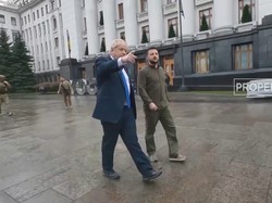 Video: Momen Mesra & Akrab Boris Johnson dan Zelensky