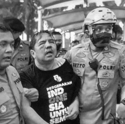 Viral Video Ade Armando Babak Belur, Apa yang Terjadi Sih?