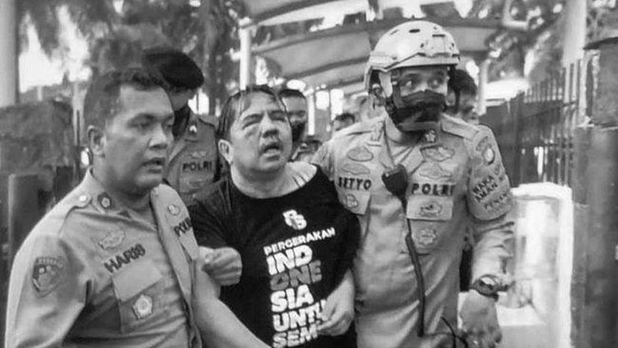 Ade Armando di kawasan Gedung DPR RI, Senin (11/4). Dia dipukuli oleh sejumlah orang. (Arsip AKBP Setyo Wakapolres Jakarta Pusat)