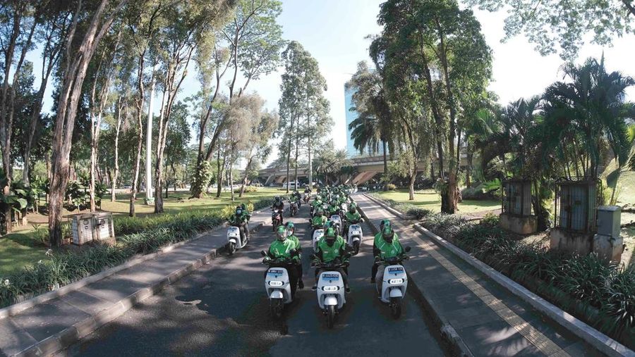 Barisan mitra pengemudi Gojek yang mengendarai motor listrik Electrum, salah satu upaya dari GoTo untuk mencapai tiga tujuan keberlanjutannya.
(dok. GoTo)