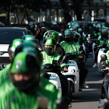 Makin Nyata, Ojol Pakai Motor Listrik Ganti Baterai 'Kilat'
