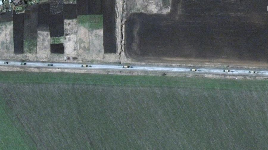 Gambar satelit menunjukkan kendaraan lapis baja di ujung utara konvoi militer bergerak ke selatan melalui kota Ukraina Velykyi Burluk, Ukraina, Jumat (8/4/2022). (Satellite image 2022 Maxar Technologies/Handout via REUTERS)