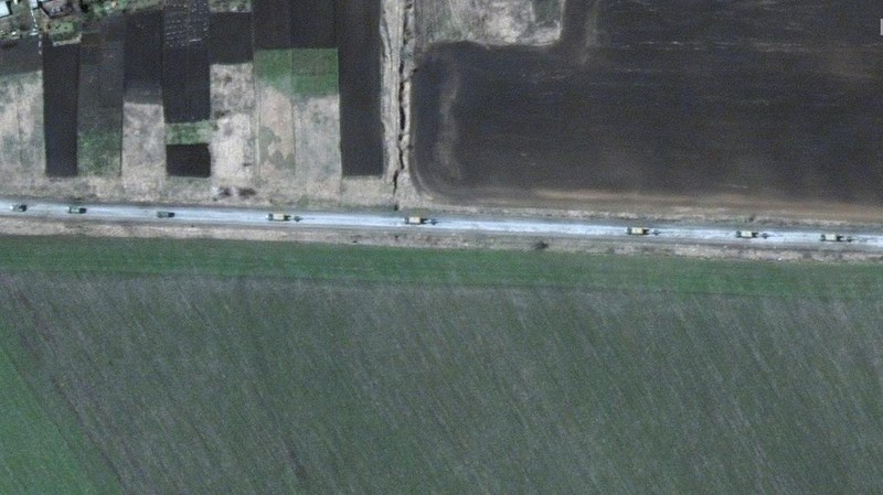 Gambar satelit menunjukkan kendaraan lapis baja di ujung utara konvoi militer bergerak ke selatan melalui kota Ukraina Velykyi Burluk, Ukraina, Jumat (8/4/2022). (Satellite image 2022 Maxar Technologies/Handout via REUTERS)