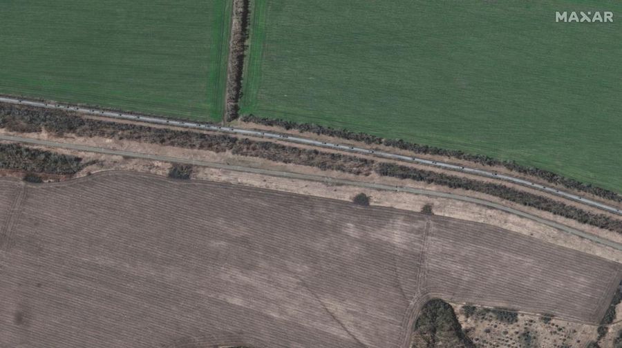 Gambar satelit menunjukkan kendaraan lapis baja di ujung utara konvoi militer bergerak ke selatan melalui kota Ukraina Velykyi Burluk, Ukraina, Jumat (8/4/2022). (Satellite image 2022 Maxar Technologies/Handout via REUTERS)