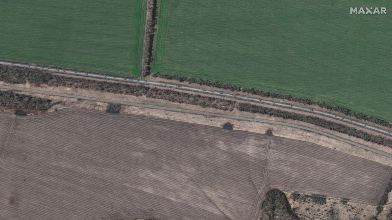 Gambar satelit menunjukkan kendaraan lapis baja di ujung utara konvoi militer bergerak ke selatan melalui kota Ukraina Velykyi Burluk, Ukraina, Jumat (8/4/2022). (Satellite image 2022 Maxar Technologies/Handout via REUTERS)