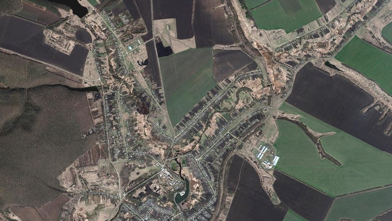 Gambar satelit menunjukkan kendaraan lapis baja di ujung utara konvoi militer bergerak ke selatan melalui kota Ukraina Velykyi Burluk, Ukraina, Jumat (8/4/2022). (Satellite image 2022 Maxar Technologies/Handout via REUTERS)