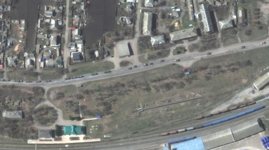 Gambar satelit menunjukkan kendaraan lapis baja dan truk konvoi militer bergerak ke selatan melalui kota Ukraina Velykyi Burluk, Ukraina, Jumat (8/4/2022). (Satellite image 2022 Maxar Technologies/Handout via REUTERS)