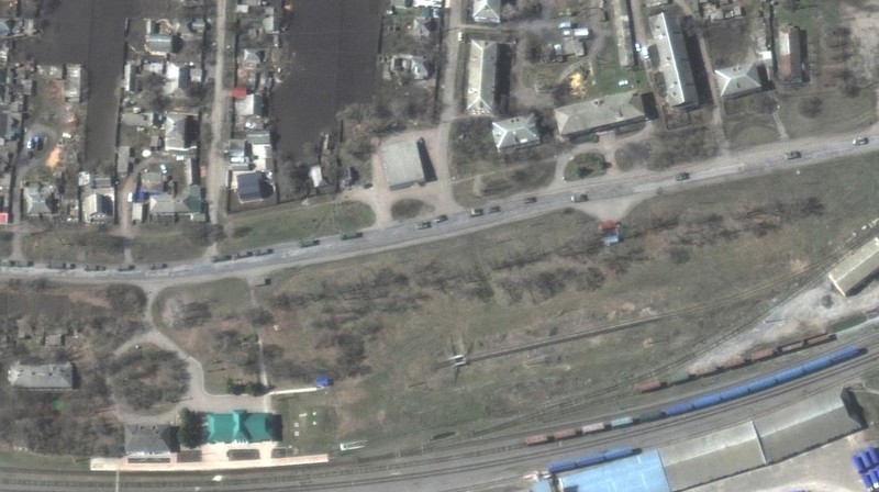 Gambar satelit menunjukkan kendaraan lapis baja di ujung utara konvoi militer bergerak ke selatan melalui kota Ukraina Velykyi Burluk, Ukraina, Jumat (8/4/2022). (Satellite image 2022 Maxar Technologies/Handout via REUTERS)