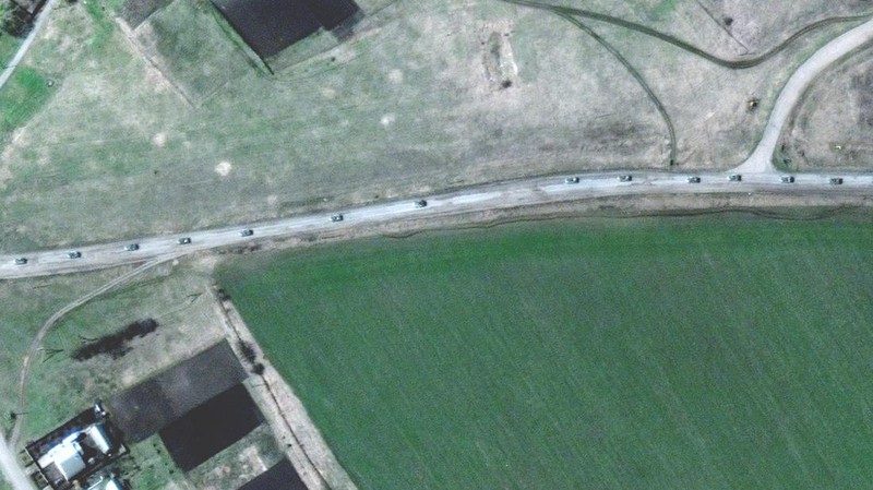 Gambar satelit menunjukkan kendaraan lapis baja di ujung utara konvoi militer bergerak ke selatan melalui kota Ukraina Velykyi Burluk, Ukraina, Jumat (8/4/2022). (Satellite image 2022 Maxar Technologies/Handout via REUTERS)