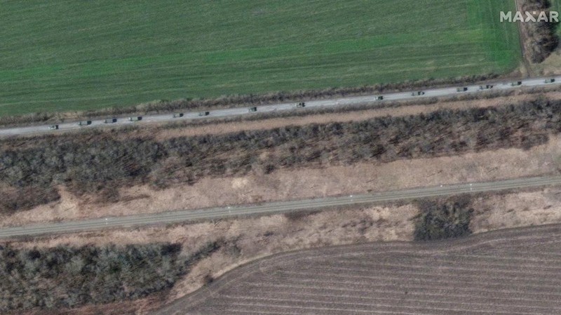 Gambar satelit menunjukkan kendaraan lapis baja di ujung utara konvoi militer bergerak ke selatan melalui kota Ukraina Velykyi Burluk, Ukraina, Jumat (8/4/2022). (Satellite image 2022 Maxar Technologies/Handout via REUTERS)
