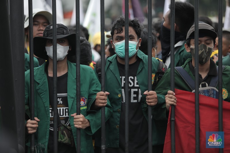 Sejumlah maasa yang tergabung dalam BEM SI menggelar aksi di depan Gedung DPR?MPR, Jakarta, Senin (11/4/2022). Mereka membawa spanduk penolakan presiden tiga periode. (CNBC Indonesia/ Muhammad Sabki)