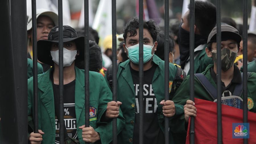 Sejumlah maasa yang tergabung dalam BEM SI menggelar aksi di depan Gedung DPR?MPR, Jakarta, Senin (11/4/2022). Mereka membawa spanduk penolakan presiden tiga periode. (CNBC Indonesia/ Muhammad Sabki)