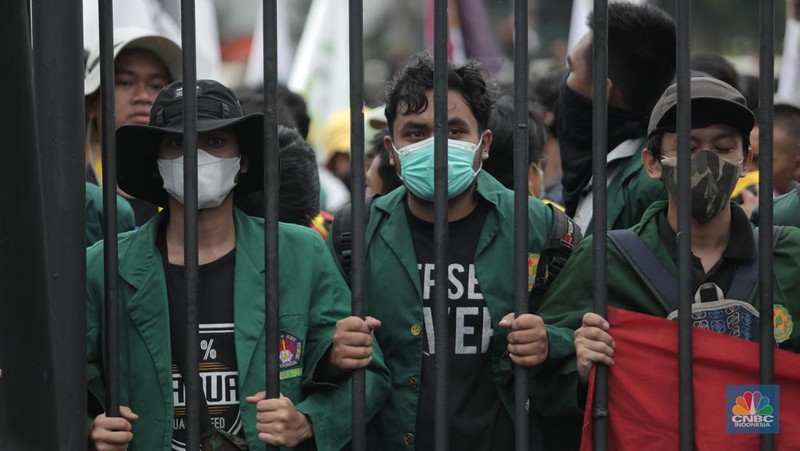 Sejumlah maasa yang tergabung dalam BEM SI menggelar aksi di depan Gedung DPR?MPR, Jakarta, Senin (11/4/2022). Mereka membawa spanduk penolakan presiden tiga periode. (CNBC Indonesia/ Muhammad Sabki)