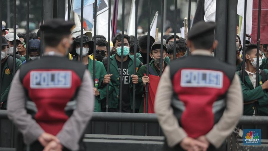 Sejumlah maasa yang tergabung dalam BEM SI menggelar aksi di depan Gedung DPR?MPR, Jakarta, Senin (11/4/2022). Mereka membawa spanduk penolakan presiden tiga periode. (CNBC Indonesia/ Muhammad Sabki)