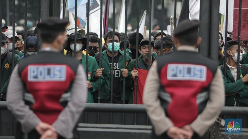 Sejumlah maasa yang tergabung dalam BEM SI menggelar aksi di depan Gedung DPR?MPR, Jakarta, Senin (11/4/2022). Mereka membawa spanduk penolakan presiden tiga periode. (CNBC Indonesia/ Muhammad Sabki)