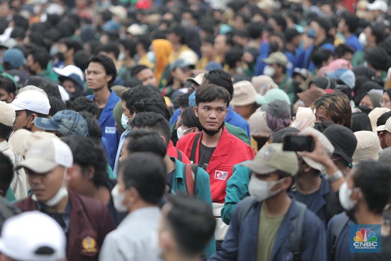 Sejumlah maasa yang tergabung dalam BEM SI menggelar aksi di depan Gedung DPR?MPR, Jakarta, Senin (11/4/2022). Mereka membawa spanduk penolakan presiden tiga periode. (CNBC Indonesia/ Muhammad Sabki)