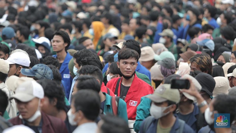 Sejumlah maasa yang tergabung dalam BEM SI menggelar aksi di depan Gedung DPR?MPR, Jakarta, Senin (11/4/2022). Mereka membawa spanduk penolakan presiden tiga periode. (CNBC Indonesia/ Muhammad Sabki)