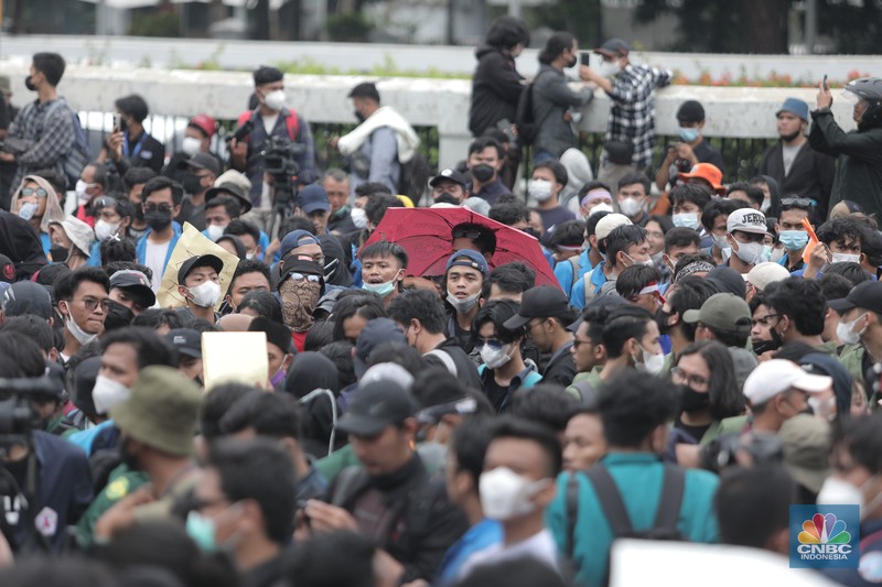 Demo BEM SI di DPR 11 April 2022 Sejumlah maasa yang tergabung dalam BEM SI menggelar aksi di depan Gedung DPR?MPR, Jakarta, Senin (11/4/2022). Mereka membawa spanduk penolakan presiden tiga periode. (CNBC Indonesia/ Muhammad Sabki)