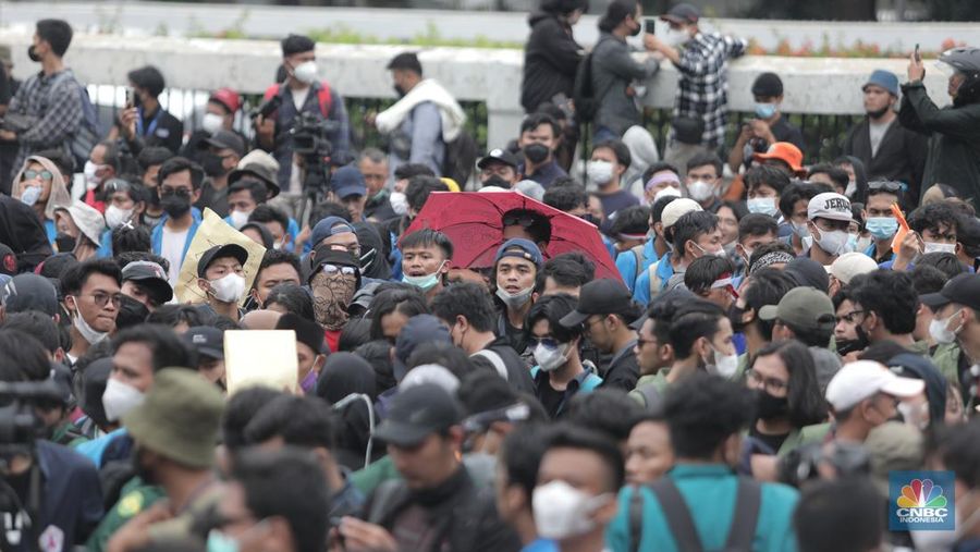 Sejumlah maasa yang tergabung dalam BEM SI menggelar aksi di depan Gedung DPR?MPR, Jakarta, Senin (11/4/2022). Mereka membawa spanduk penolakan presiden tiga periode. (CNBC Indonesia/ Muhammad Sabki)