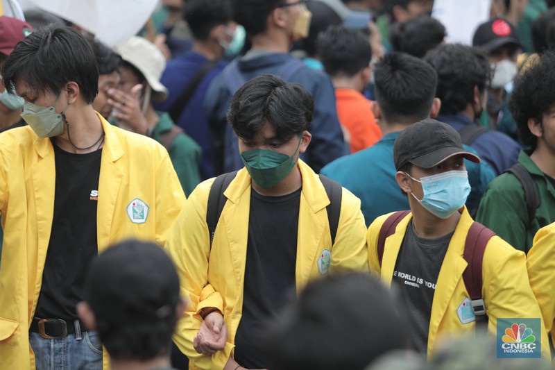 Sejumlah maasa yang tergabung dalam BEM SI menggelar aksi di depan Gedung DPR?MPR, Jakarta, Senin (11/4/2022). Mereka membawa spanduk penolakan presiden tiga periode. (CNBC Indonesia/ Muhammad Sabki)
