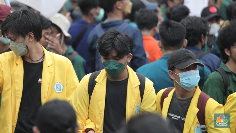 Sejumlah maasa yang tergabung dalam BEM SI menggelar aksi di depan Gedung DPR?MPR, Jakarta, Senin (11/4/2022). Mereka membawa spanduk penolakan presiden tiga periode. (CNBC Indonesia/ Muhammad Sabki)