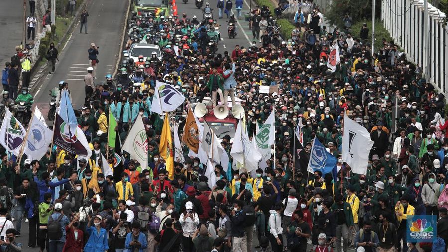 Sejumlah maasa yang tergabung dalam BEM SI menggelar aksi di depan Gedung DPR?MPR, Jakarta, Senin (11/4/2022). Mereka membawa spanduk penolakan presiden tiga periode. (CNBC Indonesia/ Muhammad Sabki)
