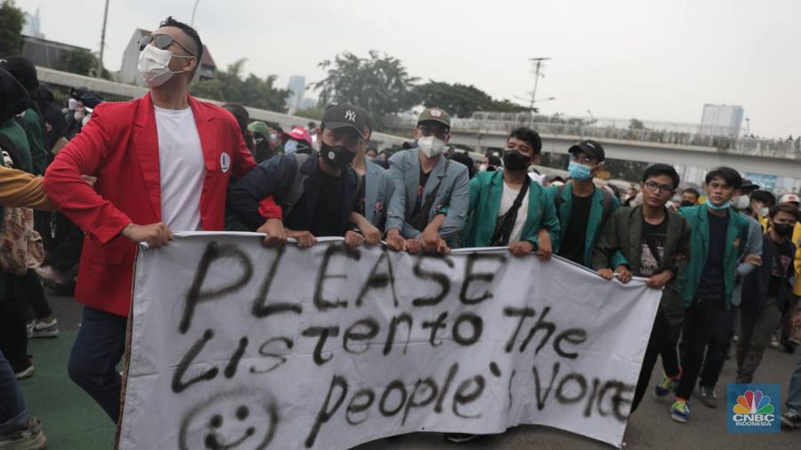 Sejumlah maasa yang tergabung dalam BEM SI menggelar aksi di depan Gedung DPR?MPR, Jakarta, Senin (11/4/2022). Mereka membawa spanduk penolakan presiden tiga periode. (CNBC Indonesia/ Muhammad Sabki)