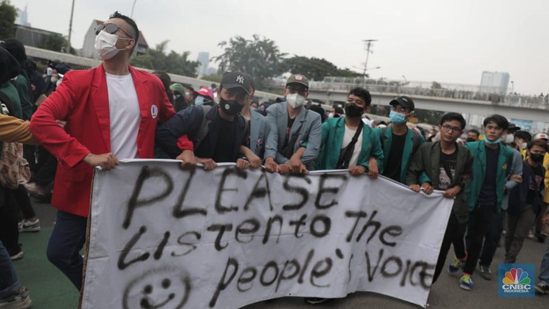 Sejumlah maasa yang tergabung dalam BEM SI menggelar aksi di depan Gedung DPR?MPR, Jakarta, Senin (11/4/2022). Mereka membawa spanduk penolakan presiden tiga periode. (CNBC Indonesia/ Muhammad Sabki)