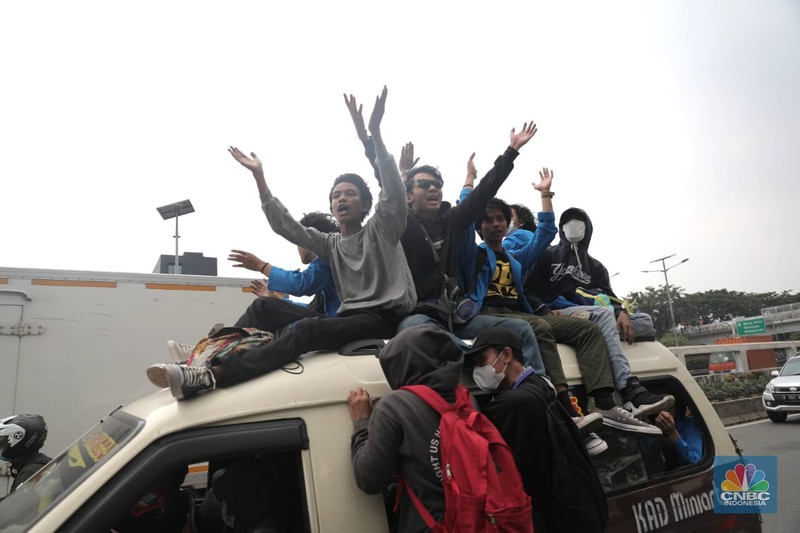 Sejumlah maasa yang tergabung dalam BEM SI menggelar aksi di depan Gedung DPR?MPR, Jakarta, Senin (11/4/2022). Mereka membawa spanduk penolakan presiden tiga periode. (CNBC Indonesia/ Muhammad Sabki)