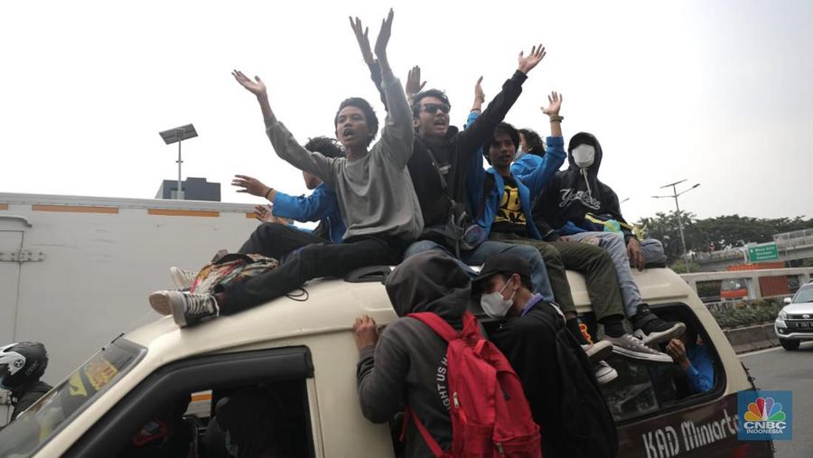 Sejumlah maasa yang tergabung dalam BEM SI menggelar aksi di depan Gedung DPR?MPR, Jakarta, Senin (11/4/2022). Mereka membawa spanduk penolakan presiden tiga periode. (CNBC Indonesia/ Muhammad Sabki)
