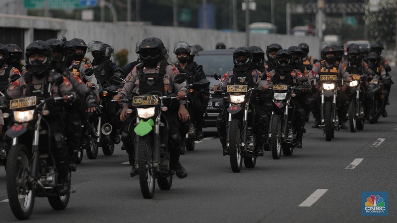 Sejumlah maasa yang tergabung dalam BEM SI menggelar aksi di depan Gedung DPR?MPR, Jakarta, Senin (11/4/2022). Mereka membawa spanduk penolakan presiden tiga periode. (CNBC Indonesia/ Muhammad Sabki)