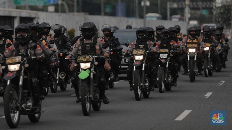 Sejumlah maasa yang tergabung dalam BEM SI menggelar aksi di depan Gedung DPR?MPR, Jakarta, Senin (11/4/2022). Mereka membawa spanduk penolakan presiden tiga periode. (CNBC Indonesia/ Muhammad Sabki)