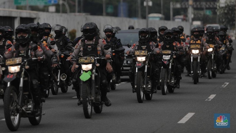 Sejumlah maasa yang tergabung dalam BEM SI menggelar aksi di depan Gedung DPR?MPR, Jakarta, Senin (11/4/2022). Mereka membawa spanduk penolakan presiden tiga periode. (CNBC Indonesia/ Muhammad Sabki)