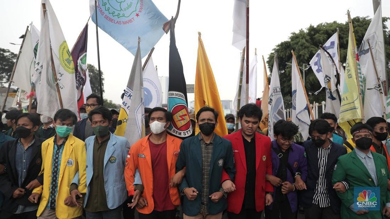 Sejumlah maasa yang tergabung dalam BEM SI menggelar aksi di depan Gedung DPR?MPR, Jakarta, Senin (11/4/2022). Mereka membawa spanduk penolakan presiden tiga periode. (CNBC Indonesia/ Muhammad Sabki)