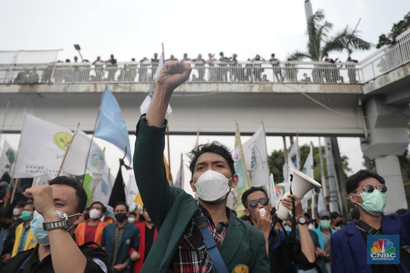Sejumlah maasa yang tergabung dalam BEM SI menggelar aksi di depan Gedung DPR?MPR, Jakarta, Senin (11/4/2022). Mereka membawa spanduk penolakan presiden tiga periode. (CNBC Indonesia/ Muhammad Sabki)