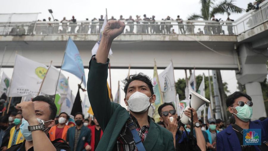 Sejumlah maasa yang tergabung dalam BEM SI menggelar aksi di depan Gedung DPR?MPR, Jakarta, Senin (11/4/2022). Mereka membawa spanduk penolakan presiden tiga periode. (CNBC Indonesia/ Muhammad Sabki)