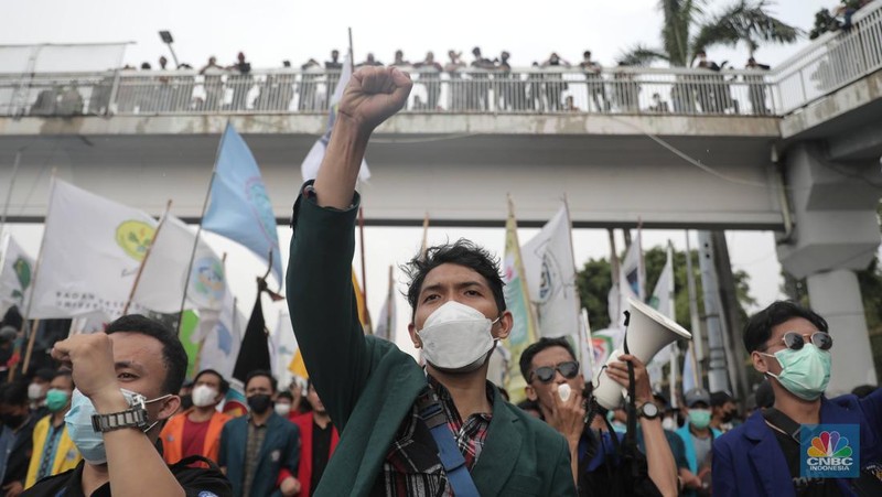 Sejumlah maasa yang tergabung dalam BEM SI menggelar aksi di depan Gedung DPR?MPR, Jakarta, Senin (11/4/2022). Mereka membawa spanduk penolakan presiden tiga periode. (CNBC Indonesia/ Muhammad Sabki)