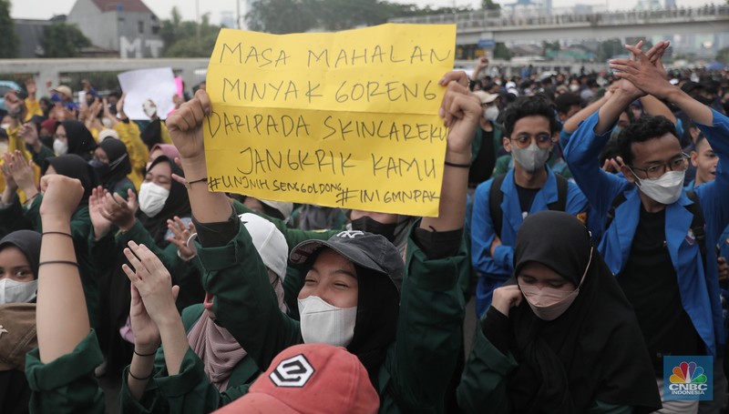 Sejumlah maasa yang tergabung dalam BEM SI menggelar aksi di depan Gedung DPR?MPR, Jakarta, Senin (11/4/2022). Mereka membawa spanduk penolakan presiden tiga periode. (CNBC Indonesia/ Muhammad Sabki)