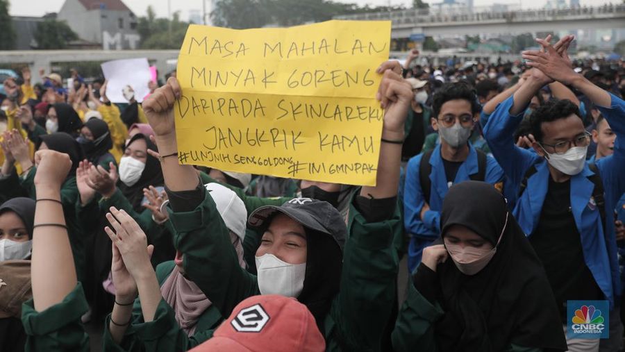 Sejumlah maasa yang tergabung dalam BEM SI menggelar aksi di depan Gedung DPR?MPR, Jakarta, Senin (11/4/2022). Mereka membawa spanduk penolakan presiden tiga periode. (CNBC Indonesia/ Muhammad Sabki)