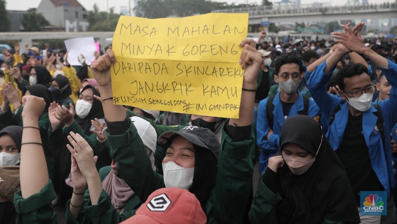Sejumlah maasa yang tergabung dalam BEM SI menggelar aksi di depan Gedung DPR?MPR, Jakarta, Senin (11/4/2022). Mereka membawa spanduk penolakan presiden tiga periode. (CNBC Indonesia/ Muhammad Sabki)