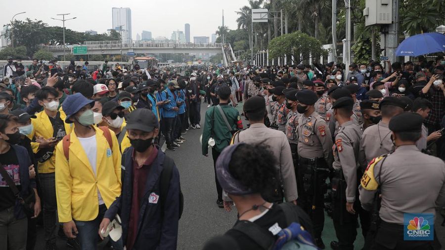 Sejumlah maasa yang tergabung dalam BEM SI menggelar aksi di depan Gedung DPR?MPR, Jakarta, Senin (11/4/2022). Mereka membawa spanduk penolakan presiden tiga periode. (CNBC Indonesia/ Muhammad Sabki)
