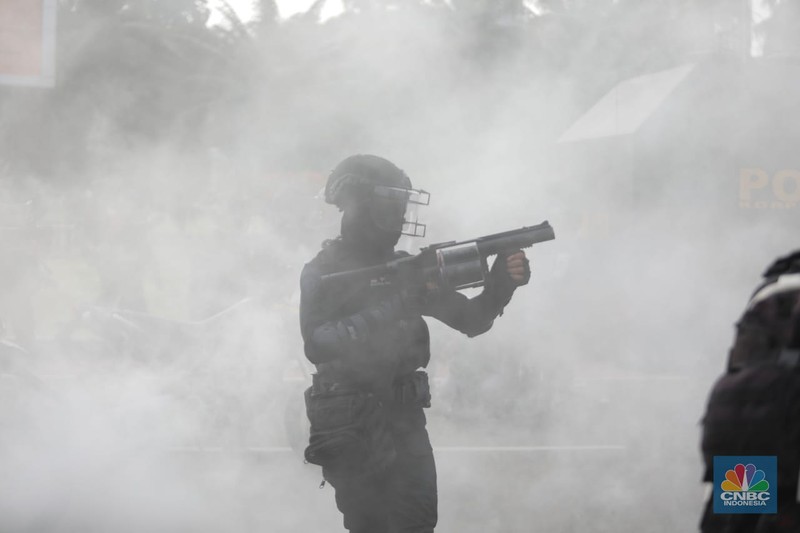Sejumlah maasa yang tergabung dalam BEM SI menggelar aksi di depan Gedung DPR?MPR, Jakarta, Senin (11/4/2022). Demo tersebut berujung ricuh antara pendemo dengan petugas kepolisian. (CNBC Indonesia/ Muhammad Sabki)