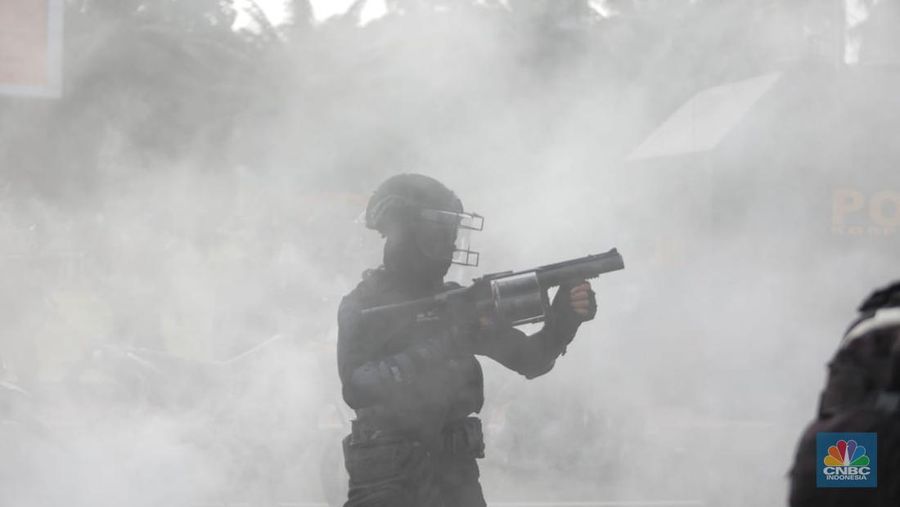 Sejumlah maasa yang tergabung dalam BEM SI menggelar aksi di depan Gedung DPR?MPR, Jakarta, Senin (11/4/2022). Demo tersebut berujung ricuh antara pendemo dengan petugas kepolisian. (CNBC Indonesia/ Muhammad Sabki)