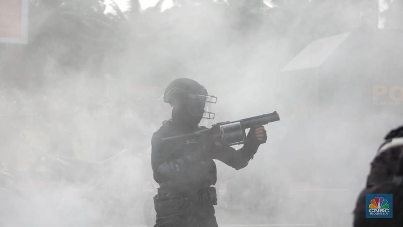 Sejumlah maasa yang tergabung dalam BEM SI menggelar aksi di depan Gedung DPR?MPR, Jakarta, Senin (11/4/2022). Demo tersebut berujung ricuh antara pendemo dengan petugas kepolisian. (CNBC Indonesia/ Muhammad Sabki)
