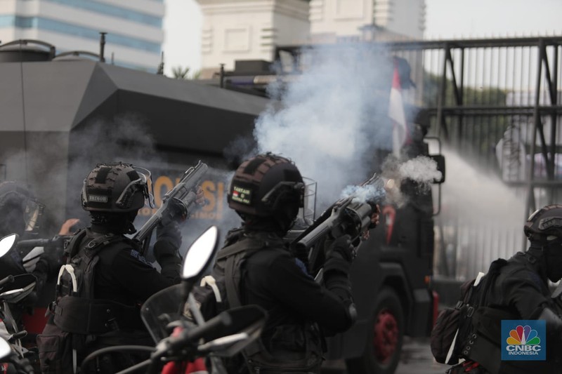 Demo BEM SI di DPR 11 April 2022 Berujung Ricuh Bentrok dengan Polisi Sejumlah maasa yang tergabung dalam BEM SI menggelar aksi di depan Gedung DPR?MPR, Jakarta, Senin (11/4/2022). Demo tersebut berujung ricuh antara pendemo dengan petugas kepolisian. (CNBC Indonesia/ Muhammad Sabki)