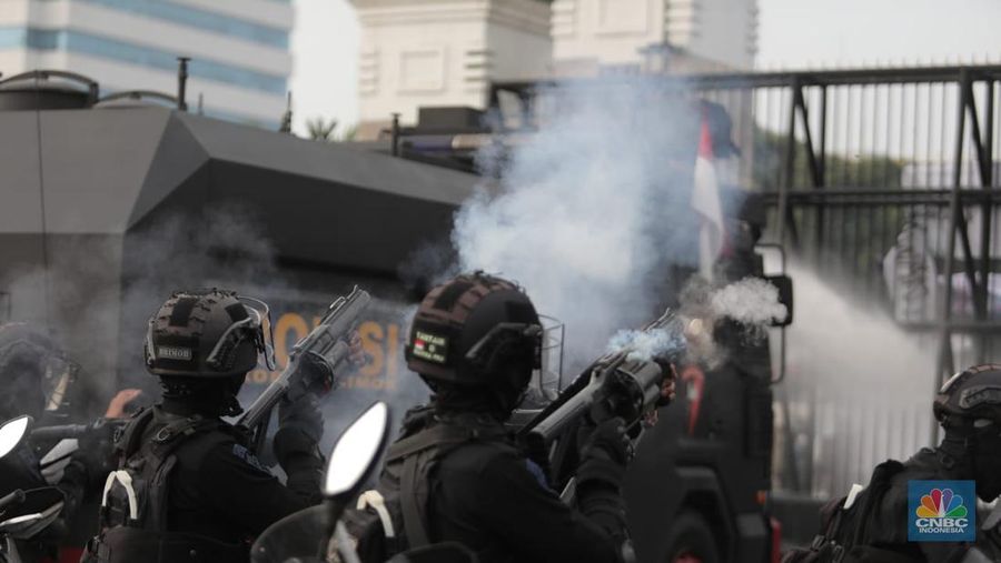 Sejumlah maasa yang tergabung dalam BEM SI menggelar aksi di depan Gedung DPR?MPR, Jakarta, Senin (11/4/2022). Demo tersebut berujung ricuh antara pendemo dengan petugas kepolisian. (CNBC Indonesia/ Muhammad Sabki)