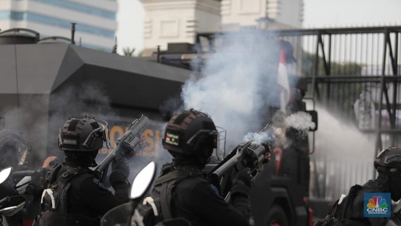 Sejumlah maasa yang tergabung dalam BEM SI menggelar aksi di depan Gedung DPR?MPR, Jakarta, Senin (11/4/2022). Demo tersebut berujung ricuh antara pendemo dengan petugas kepolisian. (CNBC Indonesia/ Muhammad Sabki)
