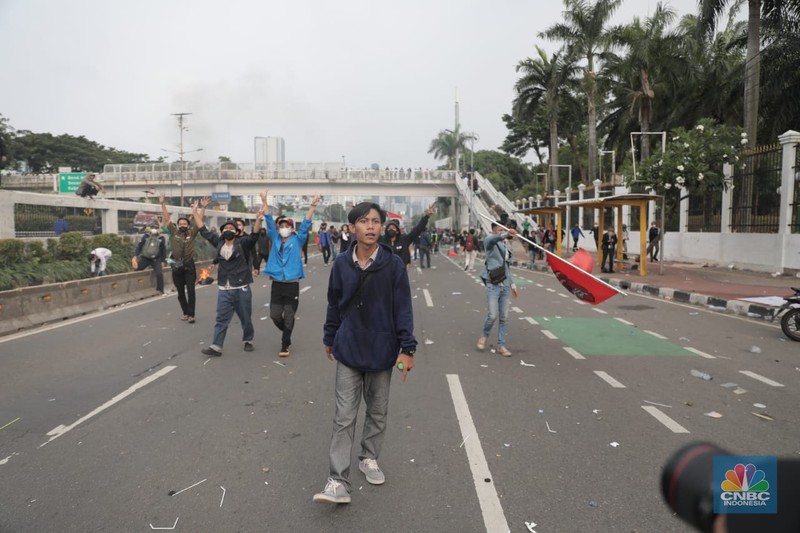 Sejumlah maasa yang tergabung dalam BEM SI menggelar aksi di depan Gedung DPR?MPR, Jakarta, Senin (11/4/2022). Demo tersebut berujung ricuh antara pendemo dengan petugas kepolisian. (CNBC Indonesia/ Muhammad Sabki)