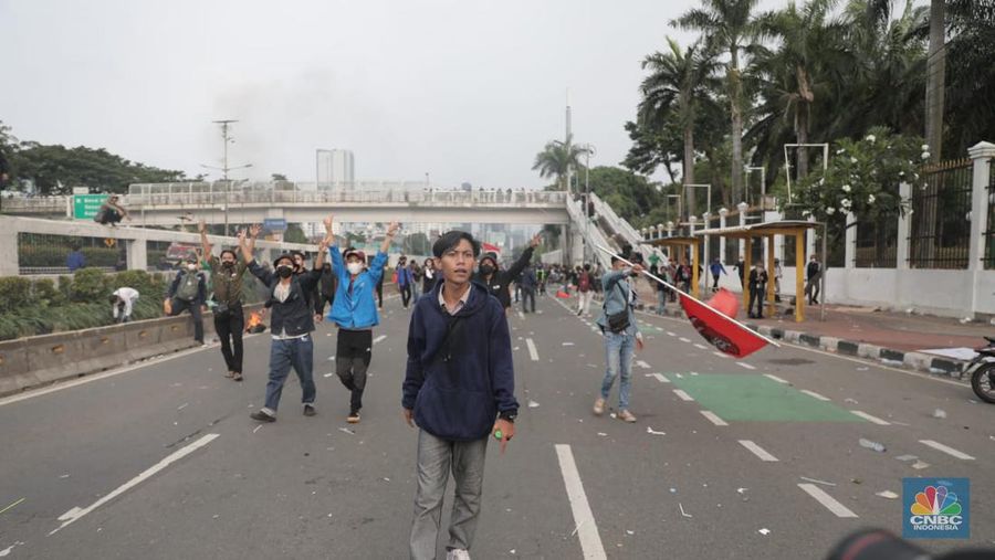 Sejumlah maasa yang tergabung dalam BEM SI menggelar aksi di depan Gedung DPR?MPR, Jakarta, Senin (11/4/2022). Demo tersebut berujung ricuh antara pendemo dengan petugas kepolisian. (CNBC Indonesia/ Muhammad Sabki)